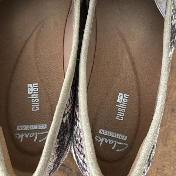 Clarks women’s size 8 snake slip ons.  Excellent condition - Picture 5 of 6